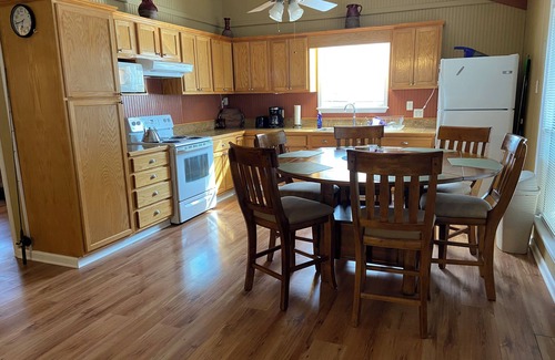 Acme Cabin | Cozy 2-bedroom lakefront fishing and hunting cabin in Jonesville with WiFi, AC