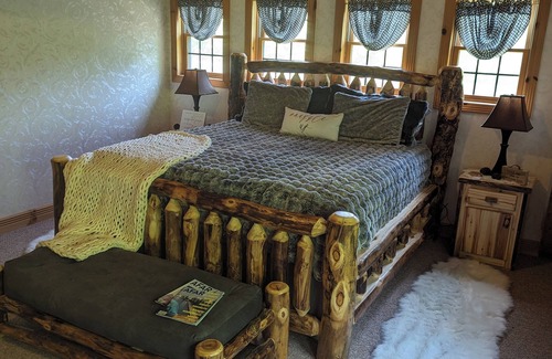 Moorestown Cabin | Cozy 2-bedroom lodge near Higgins Lake with WiFi, AC