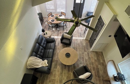 Clermont Condo | Cozy 2-bedroom Loft- Pool, Pickle Ball, B-ball, Theme Parks and More Clermont