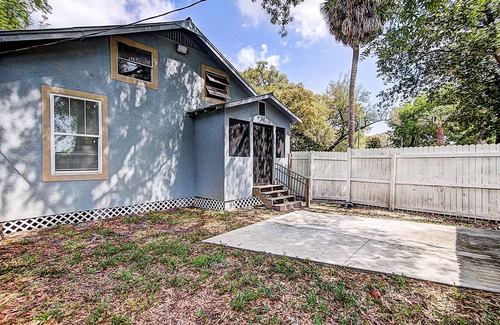 East Tampa Apartment | Cozy 2 bedroom Near Downtown Pet-Friendly