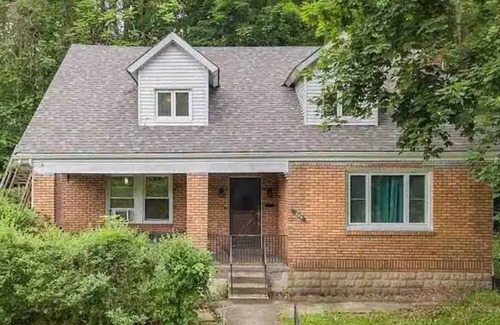 Pittsburgh Apartment | Cozy 2 bedroom near downtown