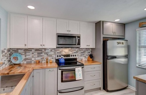Hutchinson Island South Condo | Cozy 2-bedroom oceanfront condo with WiFi, AC in serene Jensen Beach