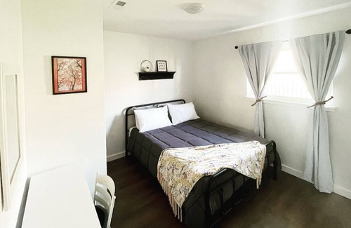 Birmingham Condo | Cozy 2-bedroom rental unit with free parking