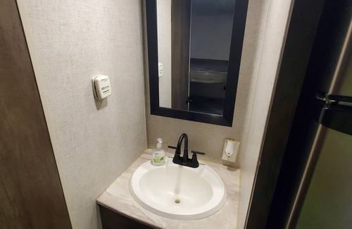 Lutz House | Cozy 2-bedroom RV in charming Lutz with AC, WiFi on an acre of property