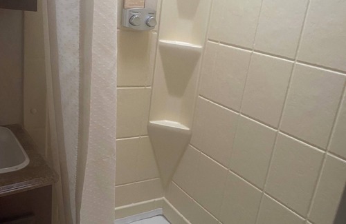 Stockbridge House | Cozy 2-bedroom RV in lovely Jonesboro with WiFi, AC