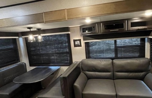 Nashville House | Cozy 2-bedroom RV with WiFi, AC Red Barn music Venue Camp ground