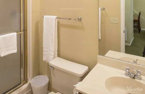 Berkeley Resort | Cozy 2 Bedroom Suite at Historic Powhatan Resort