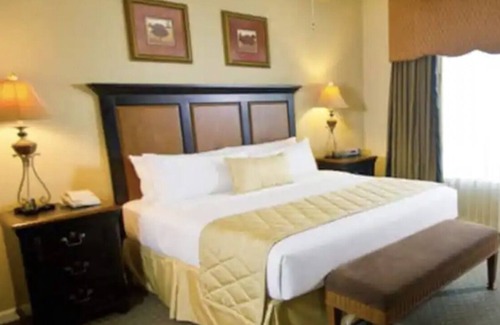 Berkeley Resort | Cozy 2 Bedroom Suite at Historic Powhatan Resort