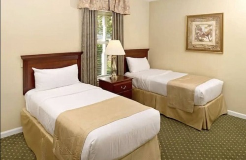 Berkeley Resort | Cozy 2 Bedroom Suite at Historic Powhatan Resort