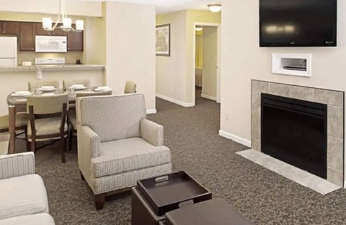 Berkeley Resort | Cozy 2 Bedroom Suite at Historic Powhatan Resort