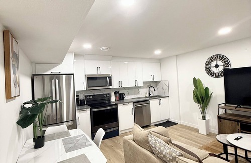 Southwest Edmonton House | Cozy 2 Bedroom Suite Close to Amenities