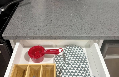 Southwest Edmonton House | Cozy 2 Bedroom Suite Close to Amenities