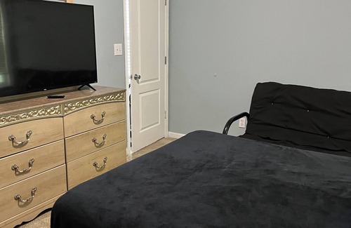 Riverdale House | Cozy 2-bedroom townhome with WiFi, AC in soothing College Park