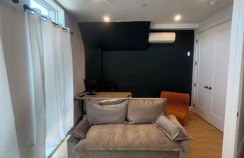East Flatbush House | Cozy 2-bedroom Townhome in charming Brooklyn with AC, WiFi