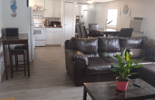 Ormond Beach House | Cozy 2-bedroom with large driveway close to the beach and Daytona speedway