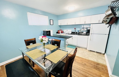 Crystal City Apartment | Cozy 2 bedrooms Mins to DC DCA US Capitol 3 free parking short walk to metro