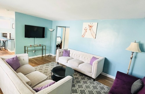 Crystal City Apartment | Cozy 2 bedrooms Mins to DC DCA US Capitol 3 free parking short walk to metro