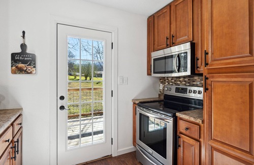 Pittman Center Cabin | Cozy 2-BR Cabin, Private Hot Tub, Minutes from Downtown Gatlinburg