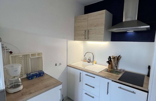 Vendres House | Cozy 2-BR Cabin with BBQ, Pool Access, 600m from Beach, Parking, Sleeps 4