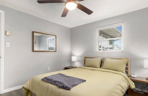 Holiday House | Cozy 2 BR home close to Beaches and Sponge Docks