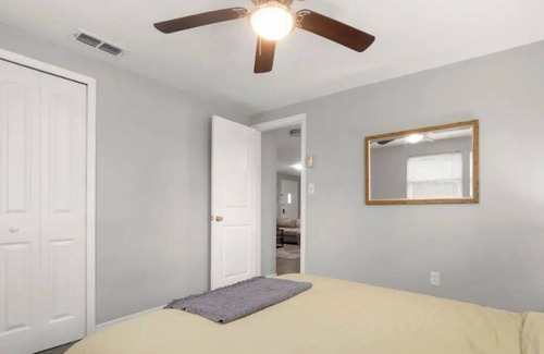 Holiday House | Cozy 2 BR home close to Beaches and Sponge Docks