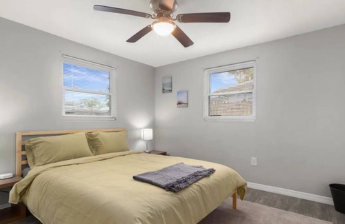 Holiday House | Cozy 2 BR home close to Beaches and Sponge Docks