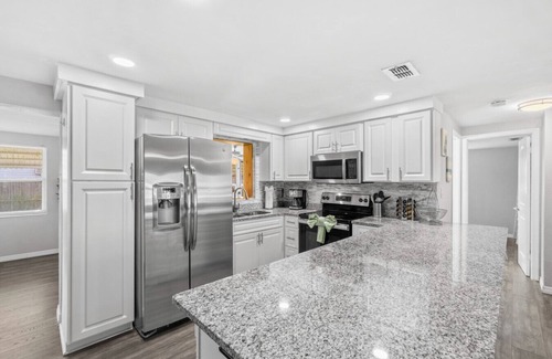 Holiday Apartment | Cozy 2 BR home close to Beaches and Sponge Docks!