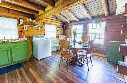Lookout Valley Neighborhood Association Cabin | Cozy 2-BR Log Cabin Near Chattanooga Attractions