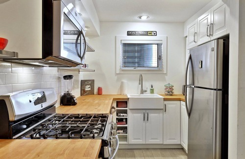 Central Vermont- Killington Condo | Cozy 2 BR Ski On Ski Off Condo in Killington's Sunrise Mountain Village. Pool. Hot Tub.