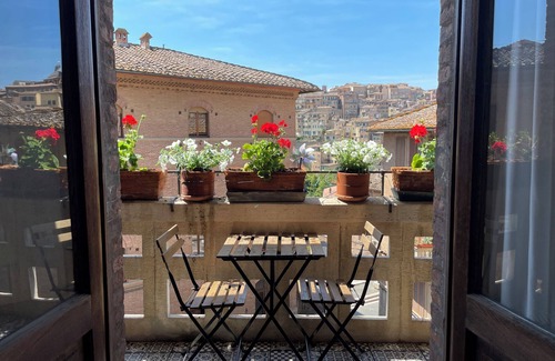 Siena Historical Center Apartment | Cozy 2 BR with balcony near Piazza Del Campo