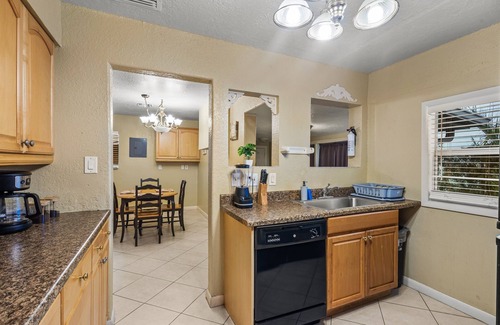 Southwest House | Cozy - 2 Jacuzzis - Quiet Street - Palm Wave Says