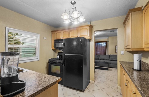 Southwest House | Cozy - 2 Jacuzzis - Quiet Street - Palm Wave Says