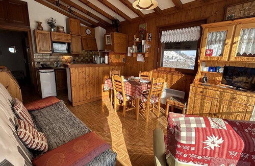 Praz-sur-Arly Apartment | Cozy 2-room apartment in Praz sur Arly with parking and balcony - 300m from village, 600m to slopes