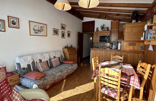 Praz-sur-Arly Apartment | Cozy 2-room apartment in Praz sur Arly with parking and balcony - 300m from village, 600m to slopes