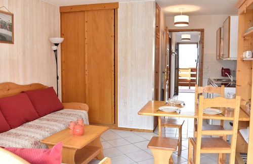 Meribel Centre Apartment | Cozy 2-Room Apartment for 4 with South-Facing Balcony, Parking, and Pool in Central Méribel