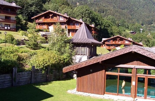 Les Houches Apartment | Cozy 2-Room Cabin Apartment for 5 with Direct Ski Access, Pool, and Mountain Views