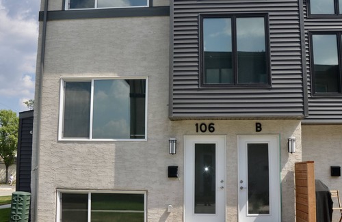 Winnipeg Condo | Cozy 2 story condo short drive to downtown, and Osborne strip!