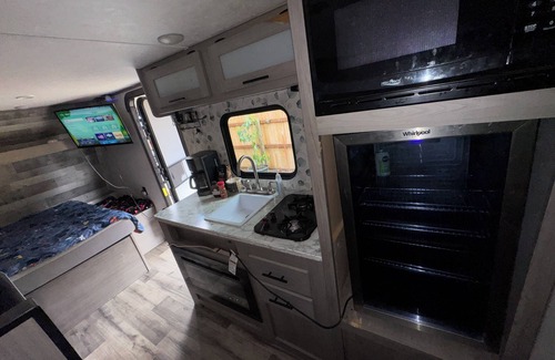 Clear Lake House | Cozy 2023 RV in Clearlake – Sleeps 4 w/AC, WiFi & Free Coffee
