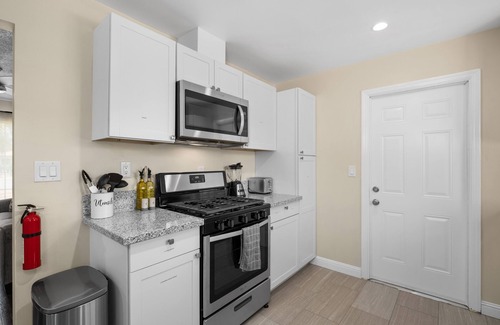 Raisin House | Cozy 2B/1Bth w Great Access to Airport