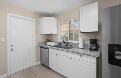 Raisin House | Cozy 2B/1Bth w Great Access to Airport