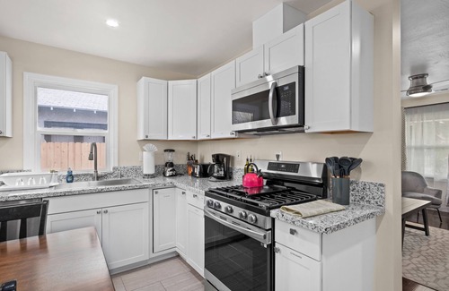 Fresno House | Cozy 2B/1Bth w Spacious Parking inside Fence