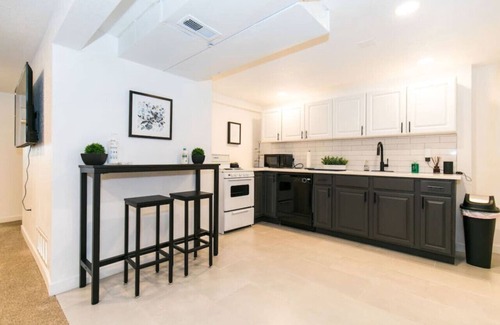 Berkley Apartment | Cozy 2bd |10 min to Downtown Denver | Fast Wifi