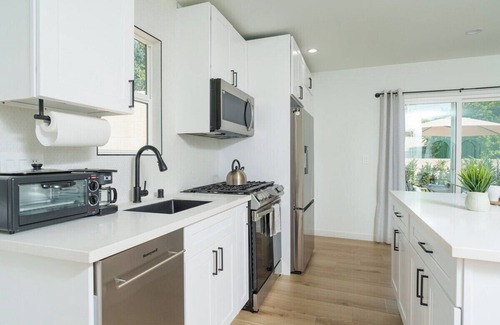 Crescenta Highlands House | Cozy 2BDR House with Fenced-in Yard