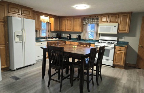 Loudonville House | Cozy 2Bdr in Heart of Mohican for 5pax