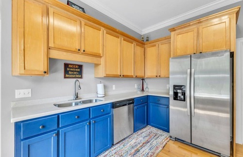Darien Apartment | Cozy 2bed, 2bath loft in downtown Darien, GA! Enjoy a master room with a balcony view of the river.