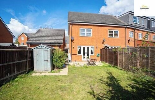 Slough House | Cozy 2Bed Nr Heathrow & Windsor wParking | Sleep 6