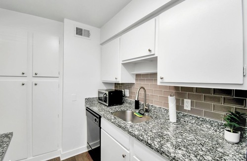 Houston House | Cozy 2bed Townhome Galleria Gem