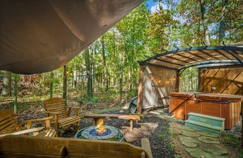 Mentone Cabin | Cozy 2BR 1.5 bath Hot Tub Fast WIFI Fire Pits King 2 Twin