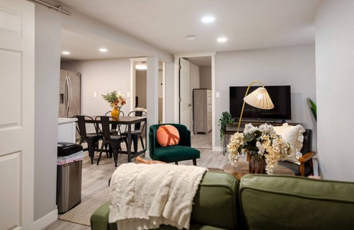 Bryn Mawr-Skyway House | Cozy 2BR 1BA Lower unit Retreat Near Airport