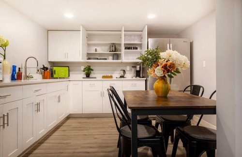 Bryn Mawr-Skyway House | Cozy 2BR 1BA Lower unit Retreat Near Airport